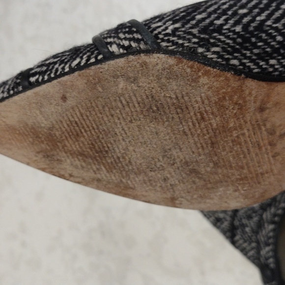 Ann Taylor. Black and White Fabric Low Pump. Size 8M. Like New. - Picture 8 of 8